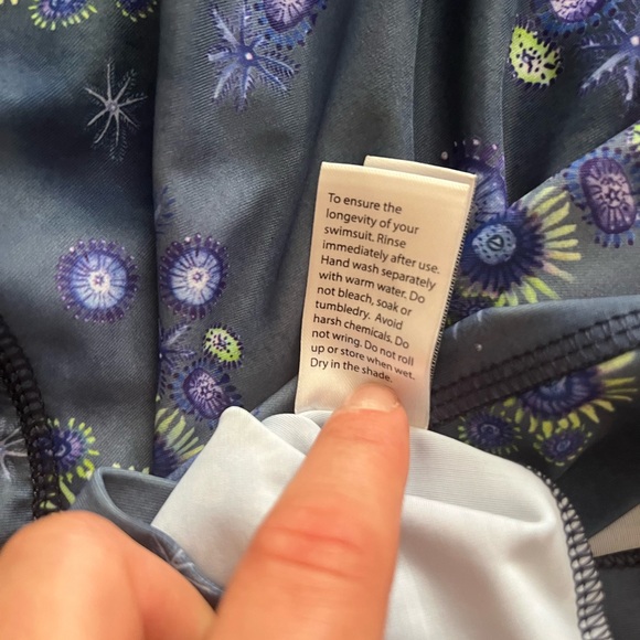 Shapes In The Sun Cropped Rash guard - Picture 6 of 6